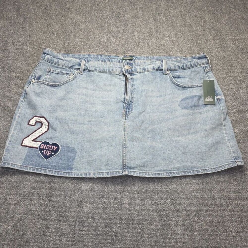 Women’s Size 24 Light Wash Denim Mini Skort Embroidered Patch